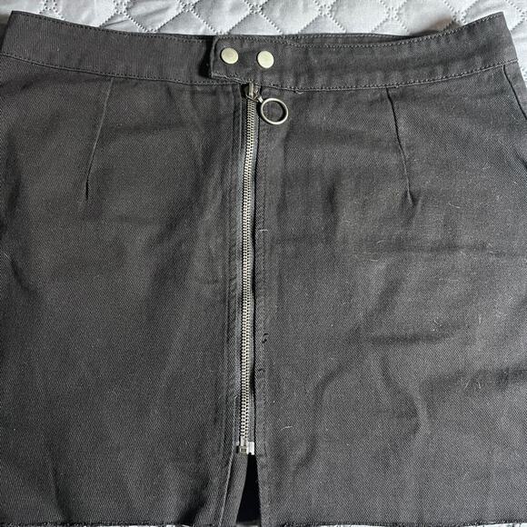 Boohoo Blue Black Denim Mini Skirt Women’s Size 12 US Raw Hem Zip Front Punk Y2K - Picture 4 of 7